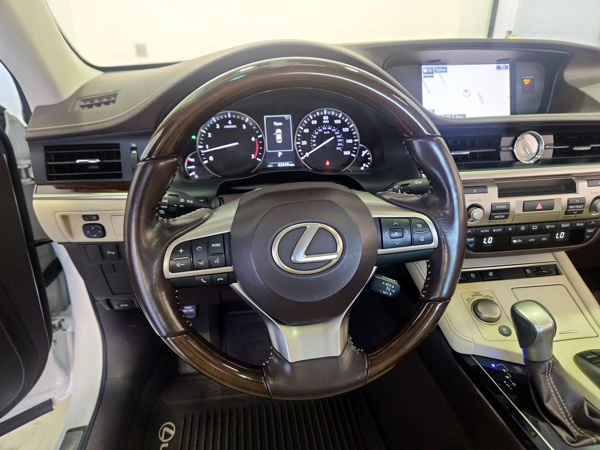 Thumbnail: 2016 Lexus ES - 10