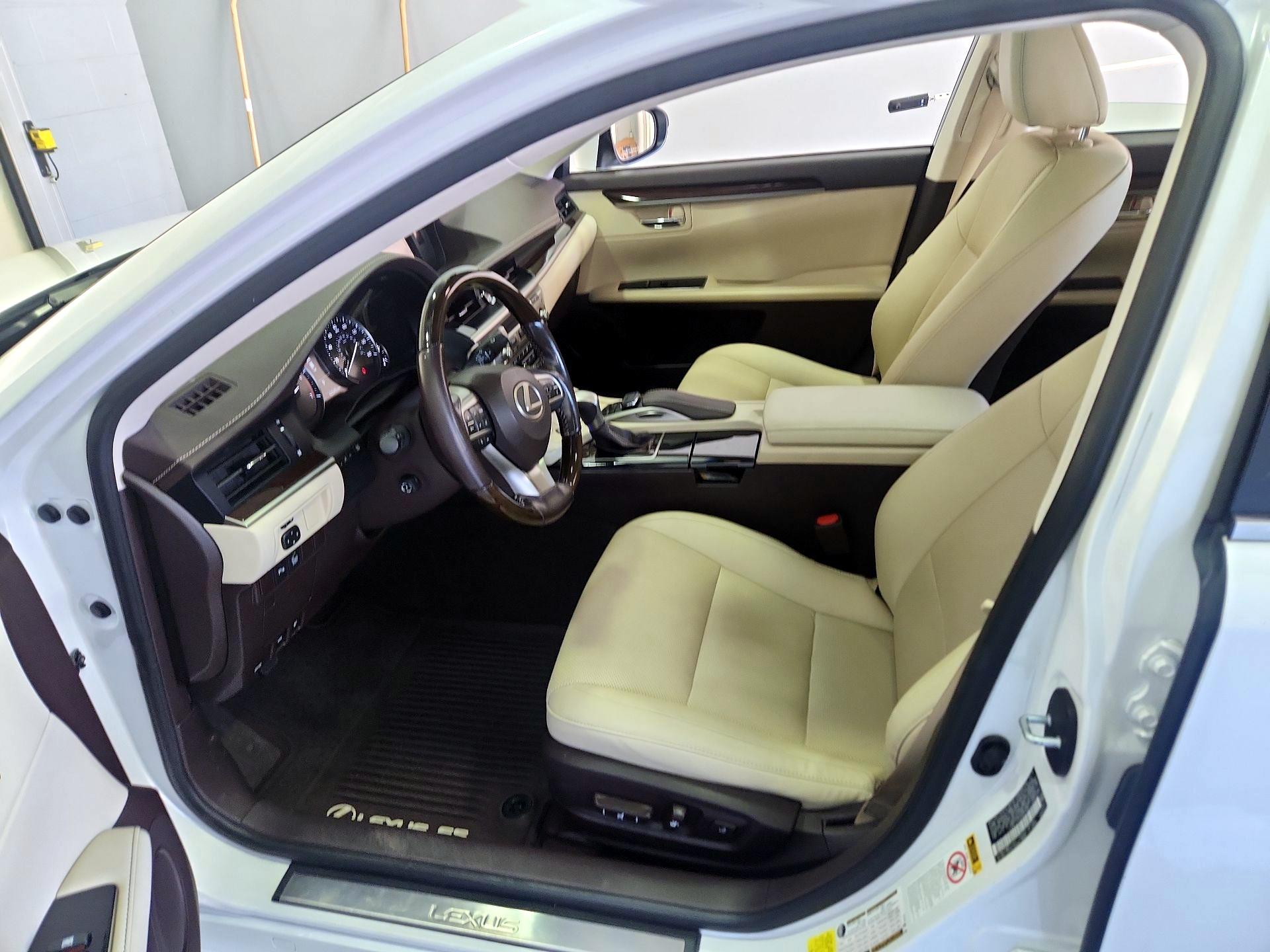 Thumbnail: 2016 Lexus ES - 11