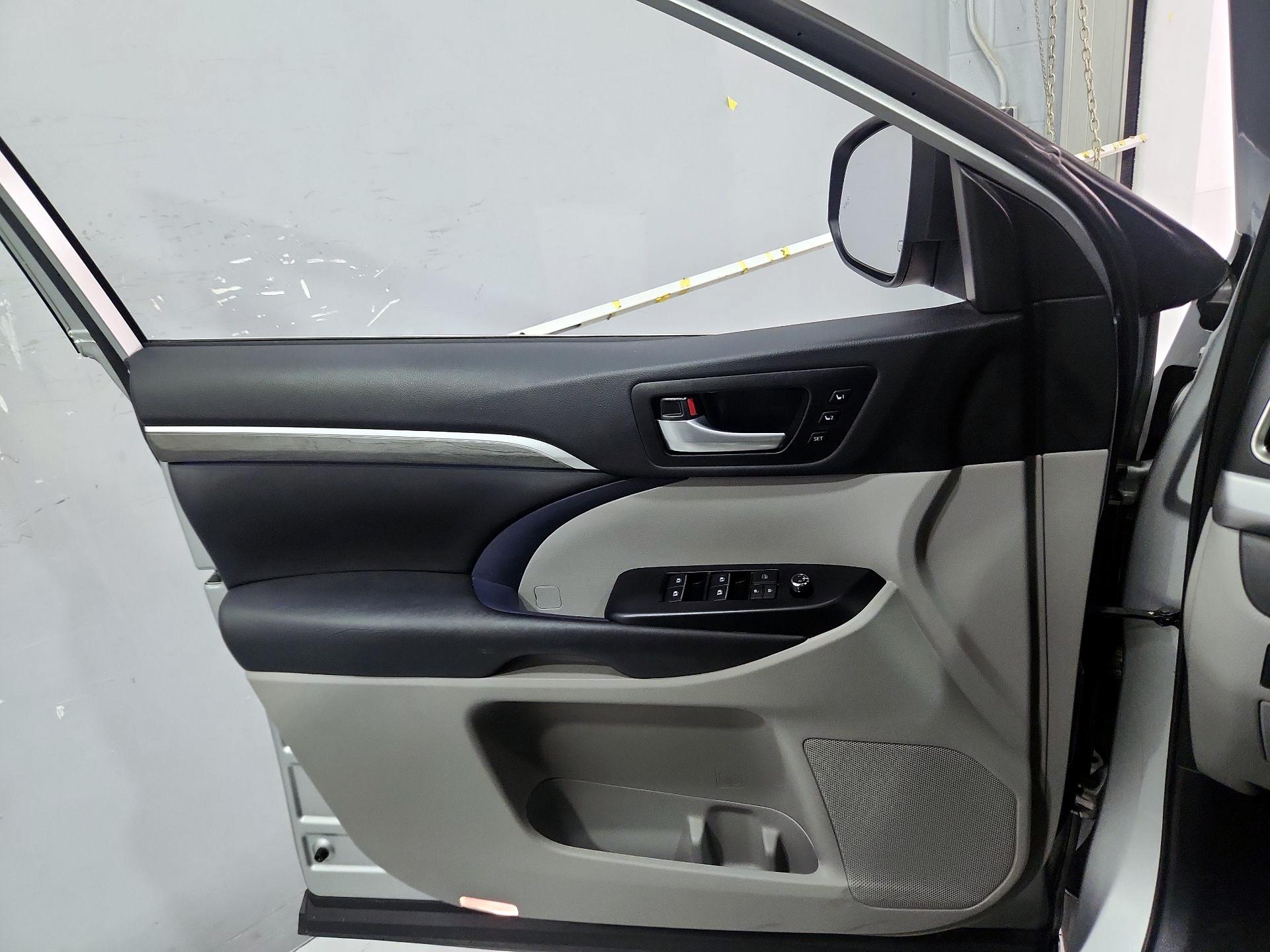 Thumbnail: 2018 Toyota Highlander - 12