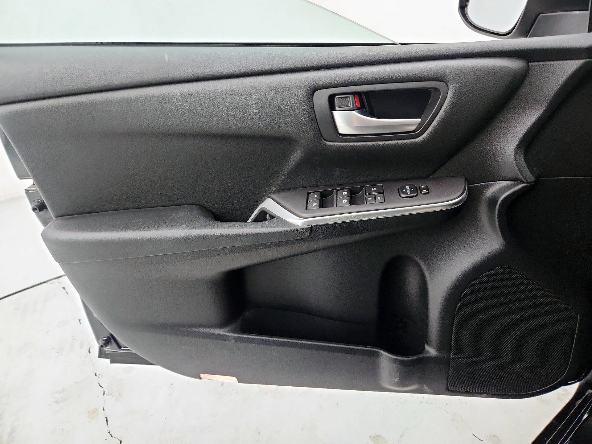 Thumbnail: 2016 Toyota Camry - 12