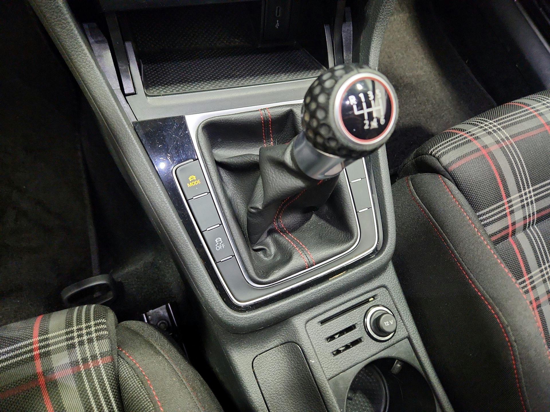 Thumbnail: 2021 Volkswagen Golf - 16