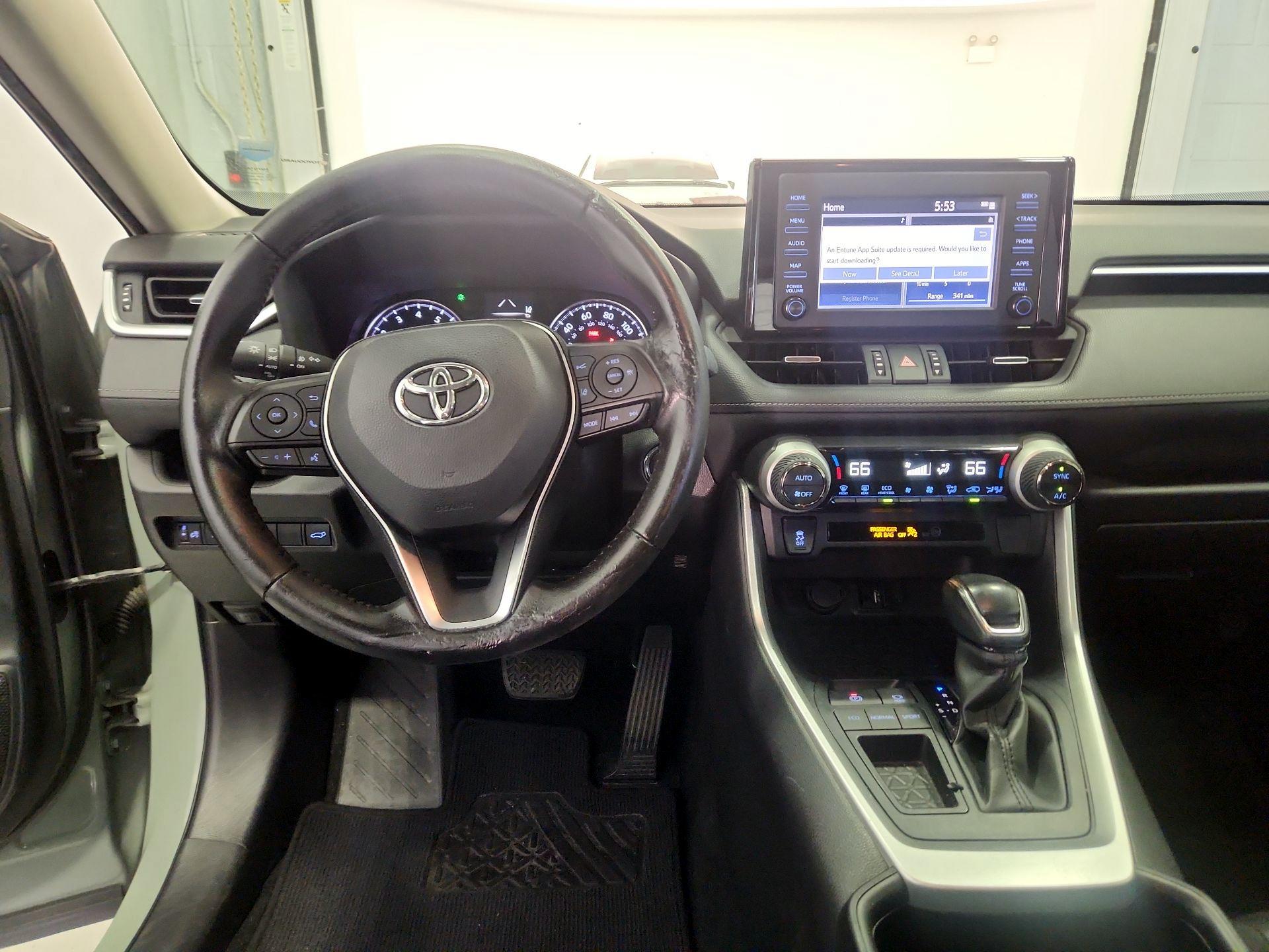 Thumbnail: 2019 Toyota RAV4 - 9