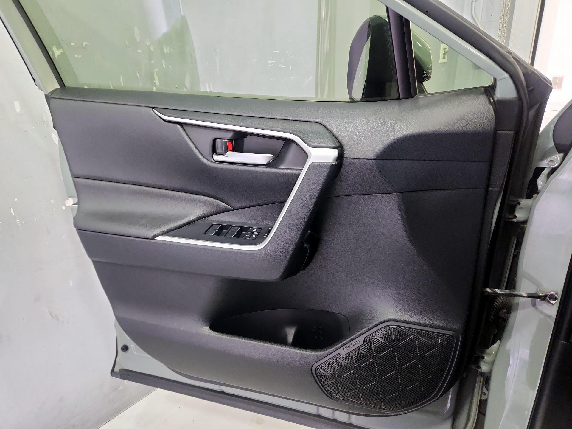 Thumbnail: 2019 Toyota RAV4 - 12