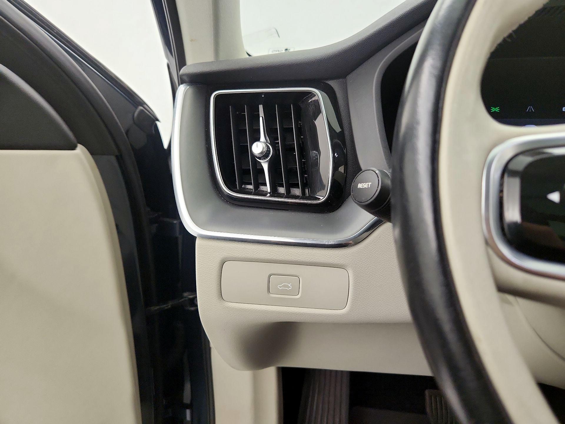 Thumbnail: 2023 Volvo XC60 - 13