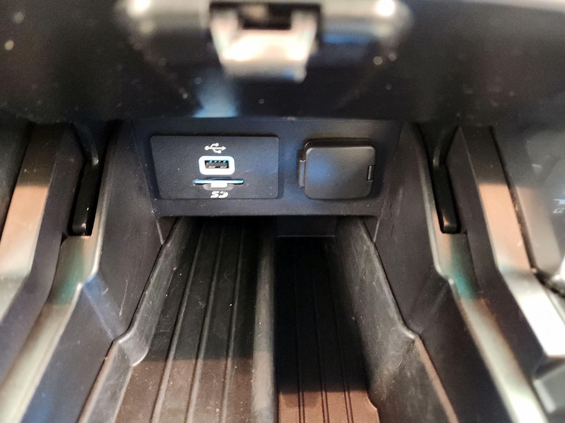 Thumbnail: 2016 Ford Explorer - 18