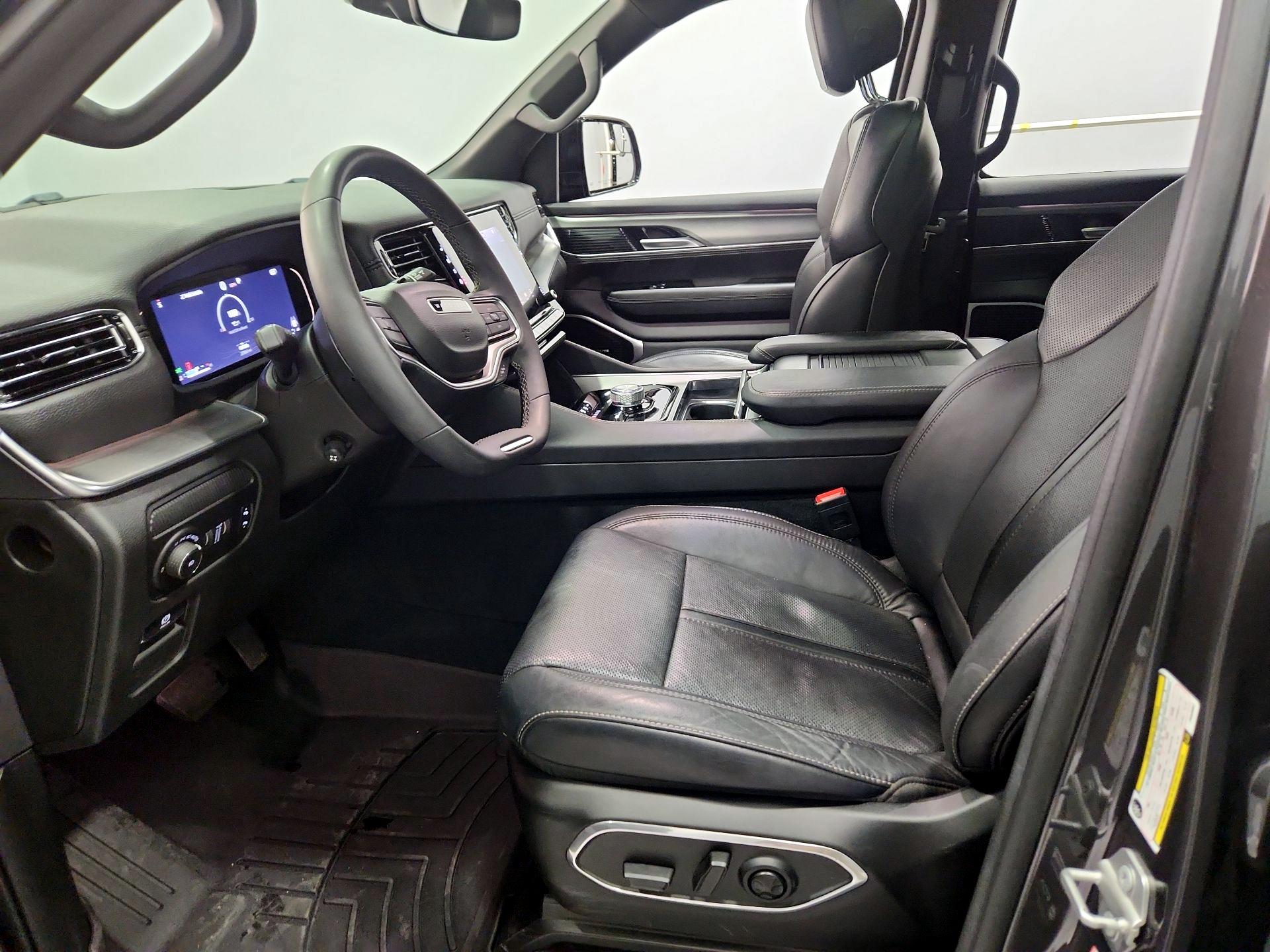 Thumbnail: 2023 Jeep Wagoneer - 11