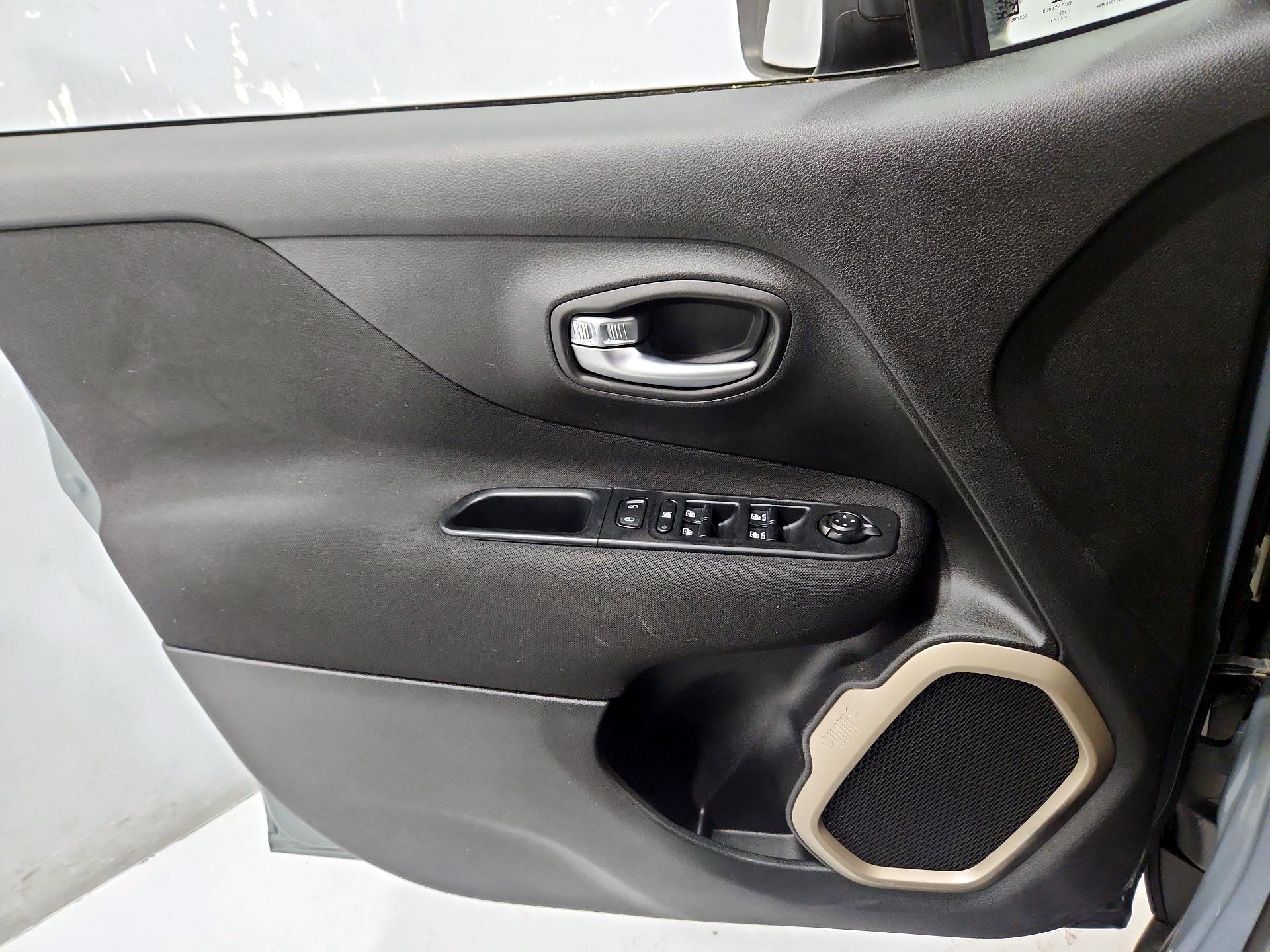 Thumbnail: 2017 Jeep Renegade - 12