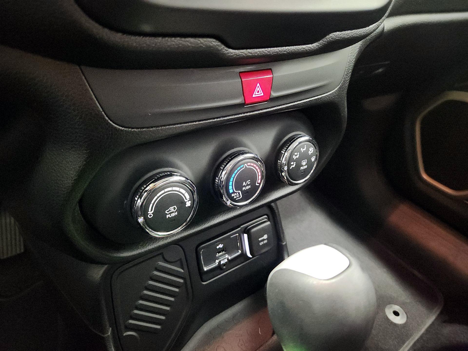 Thumbnail: 2017 Jeep Renegade - 15