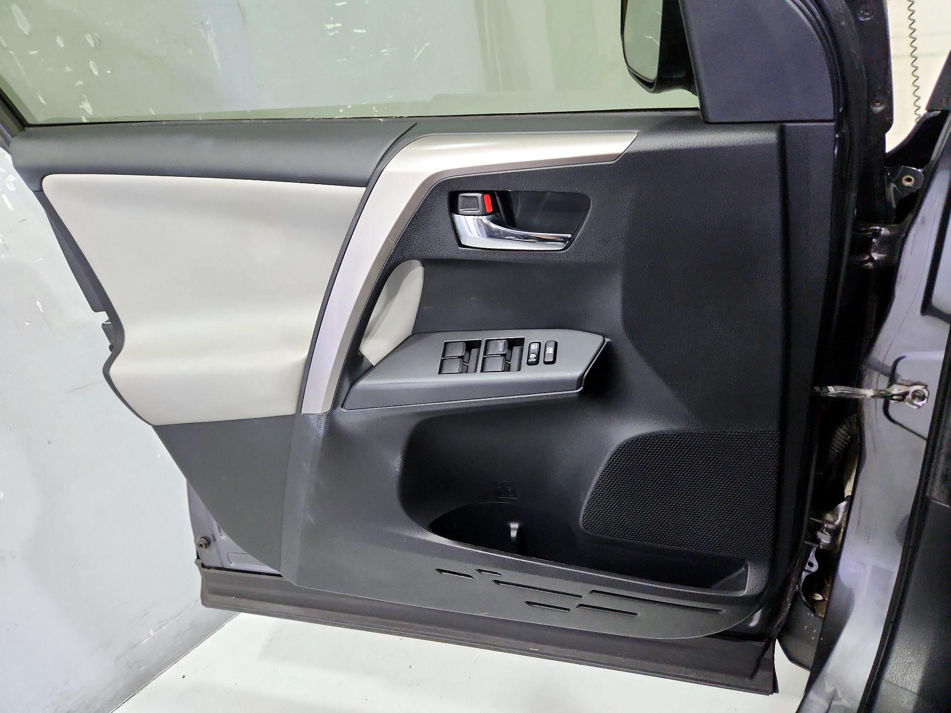 Thumbnail: 2018 Toyota RAV4 - 12