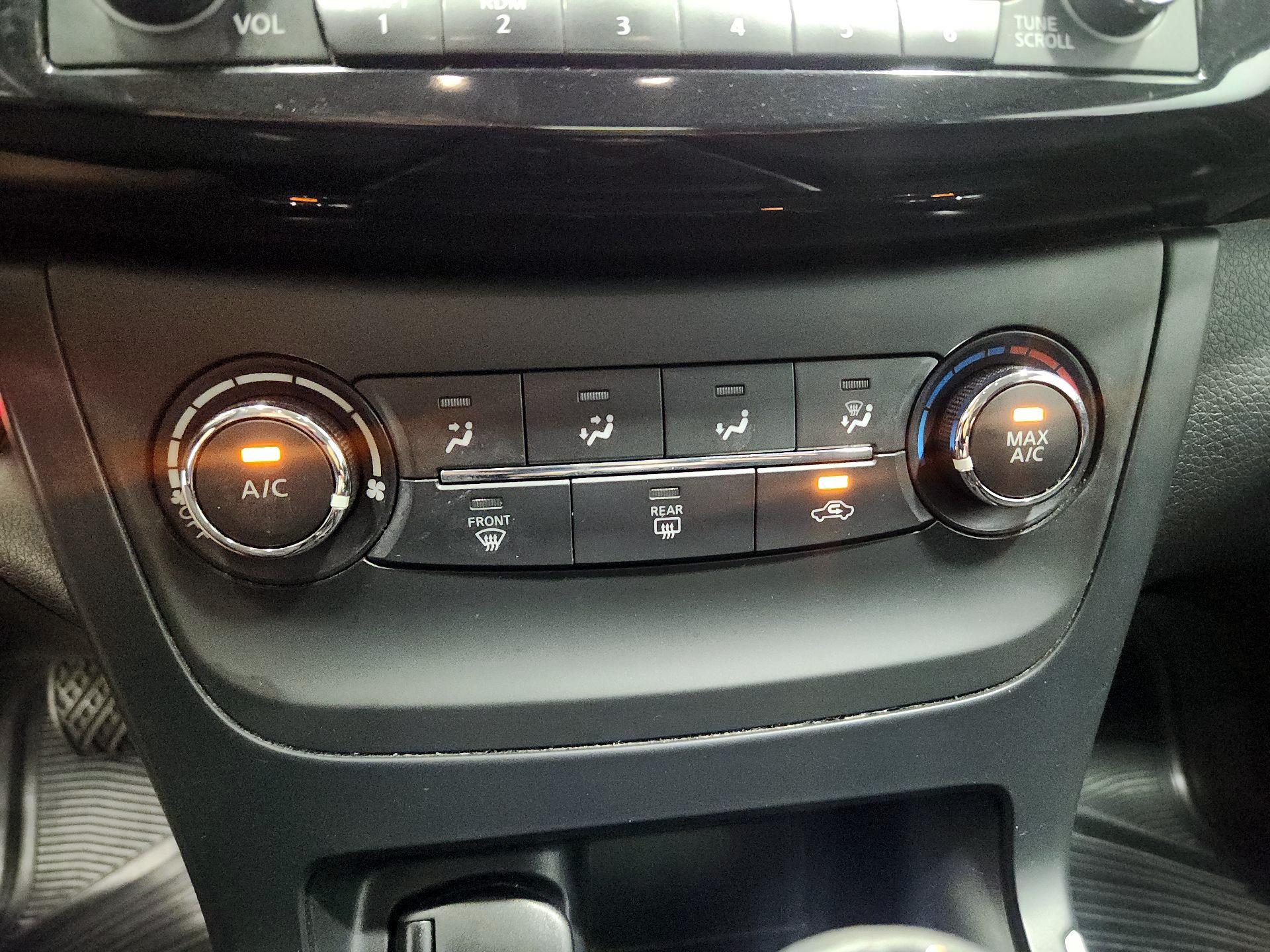 Thumbnail: 2016 Nissan Sentra - 16