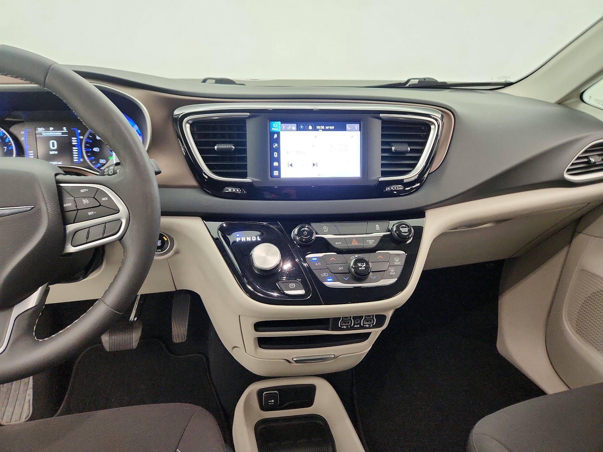 Thumbnail: 2023 Chrysler Voyager - 9