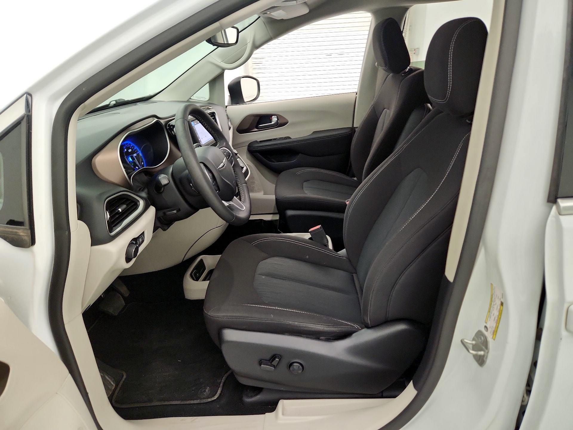 Thumbnail: 2023 Chrysler Voyager - 11