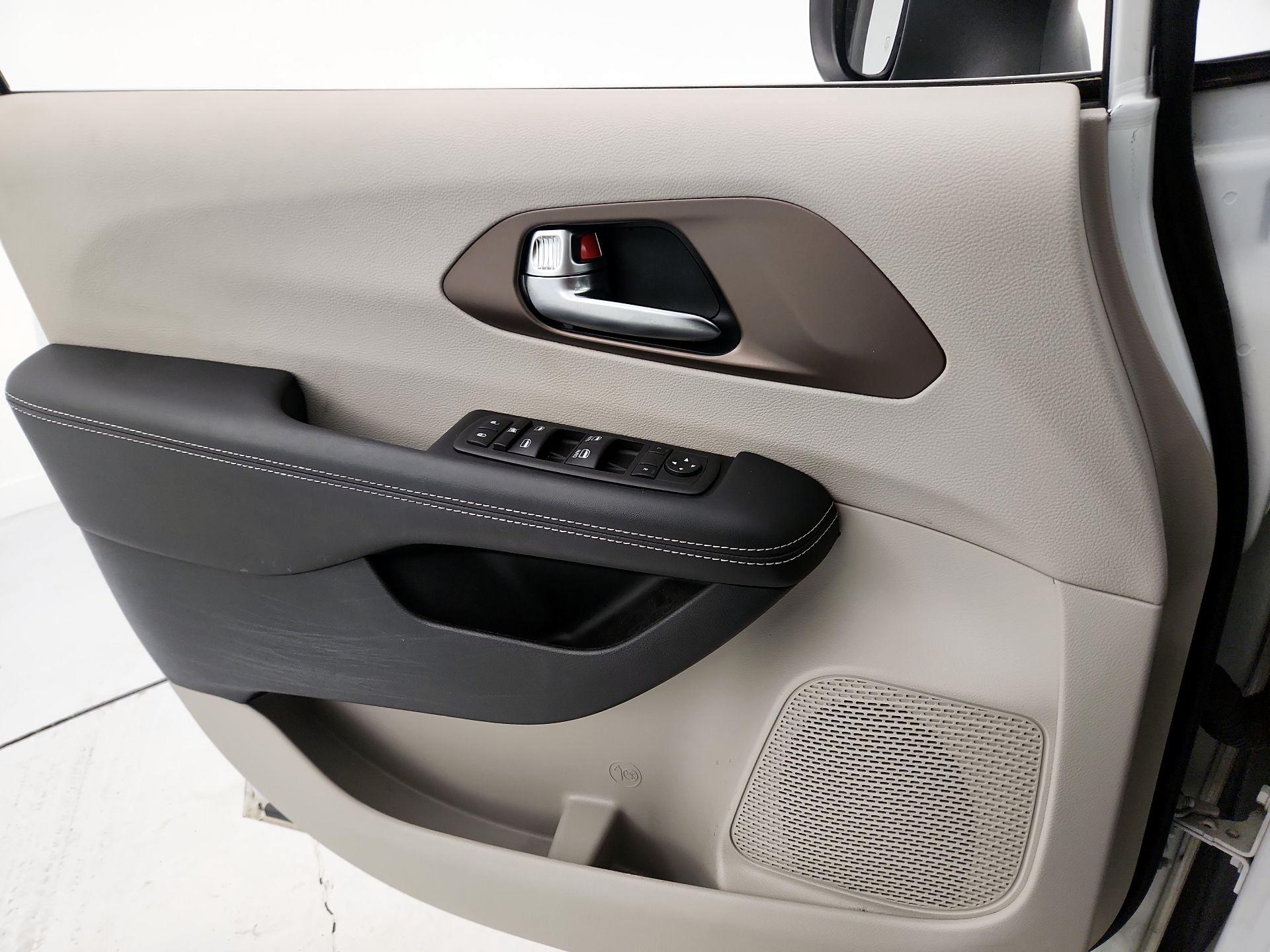 Thumbnail: 2023 Chrysler Voyager - 12