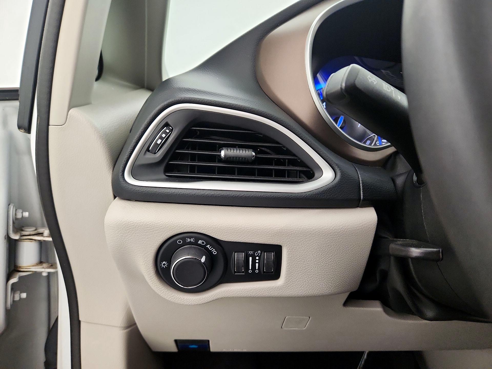 Thumbnail: 2023 Chrysler Voyager - 13