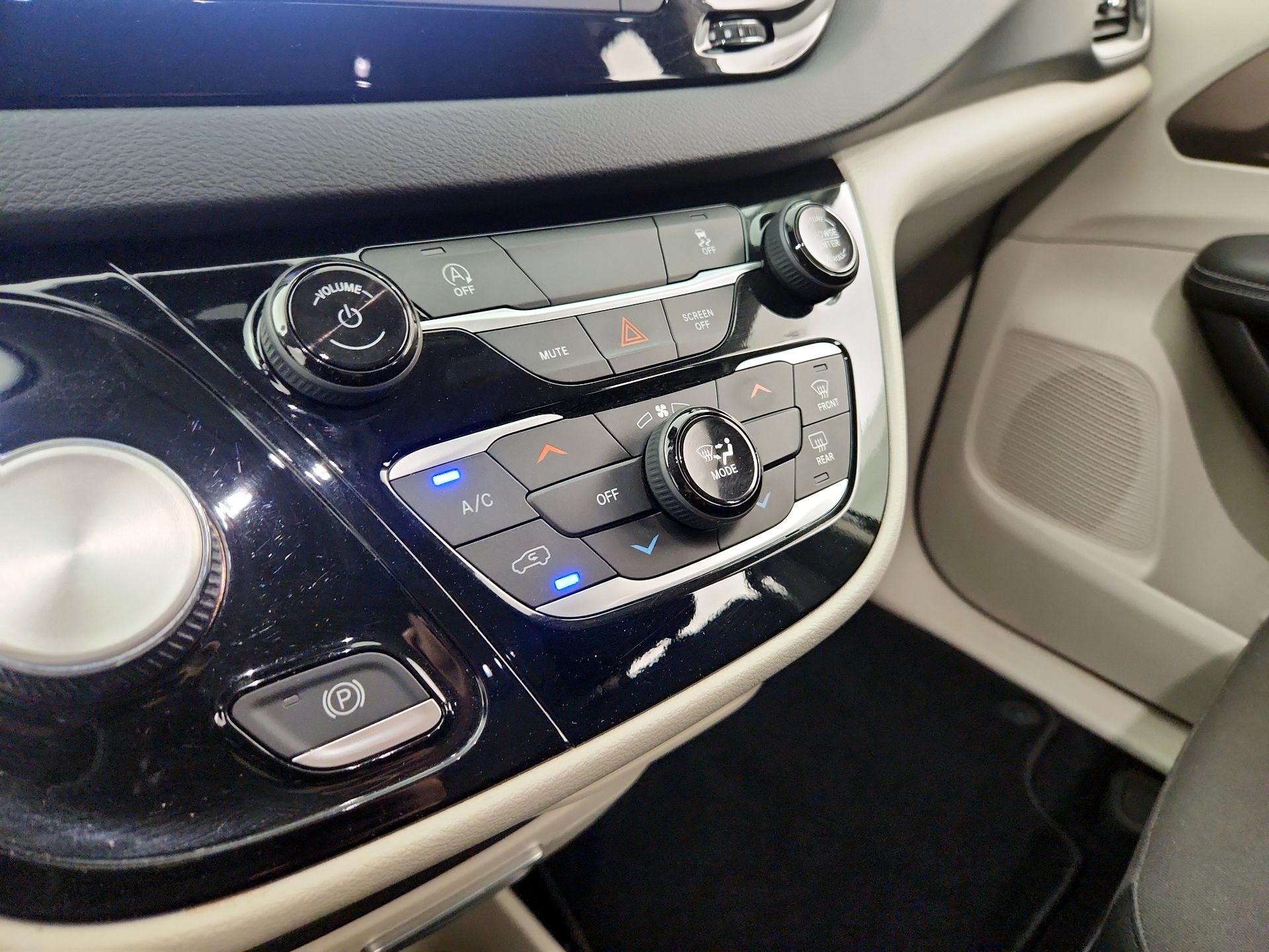 Thumbnail: 2023 Chrysler Voyager - 16