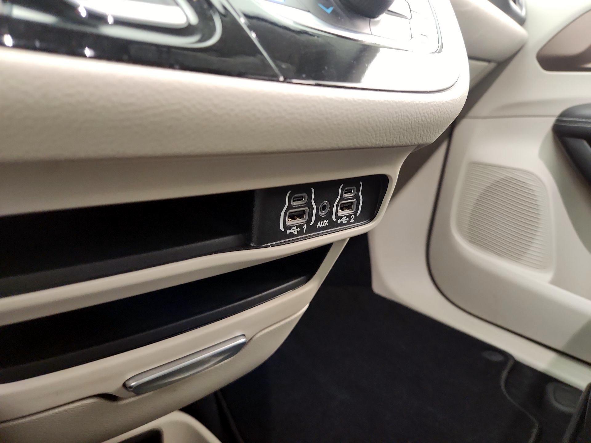 Thumbnail: 2023 Chrysler Voyager - 18