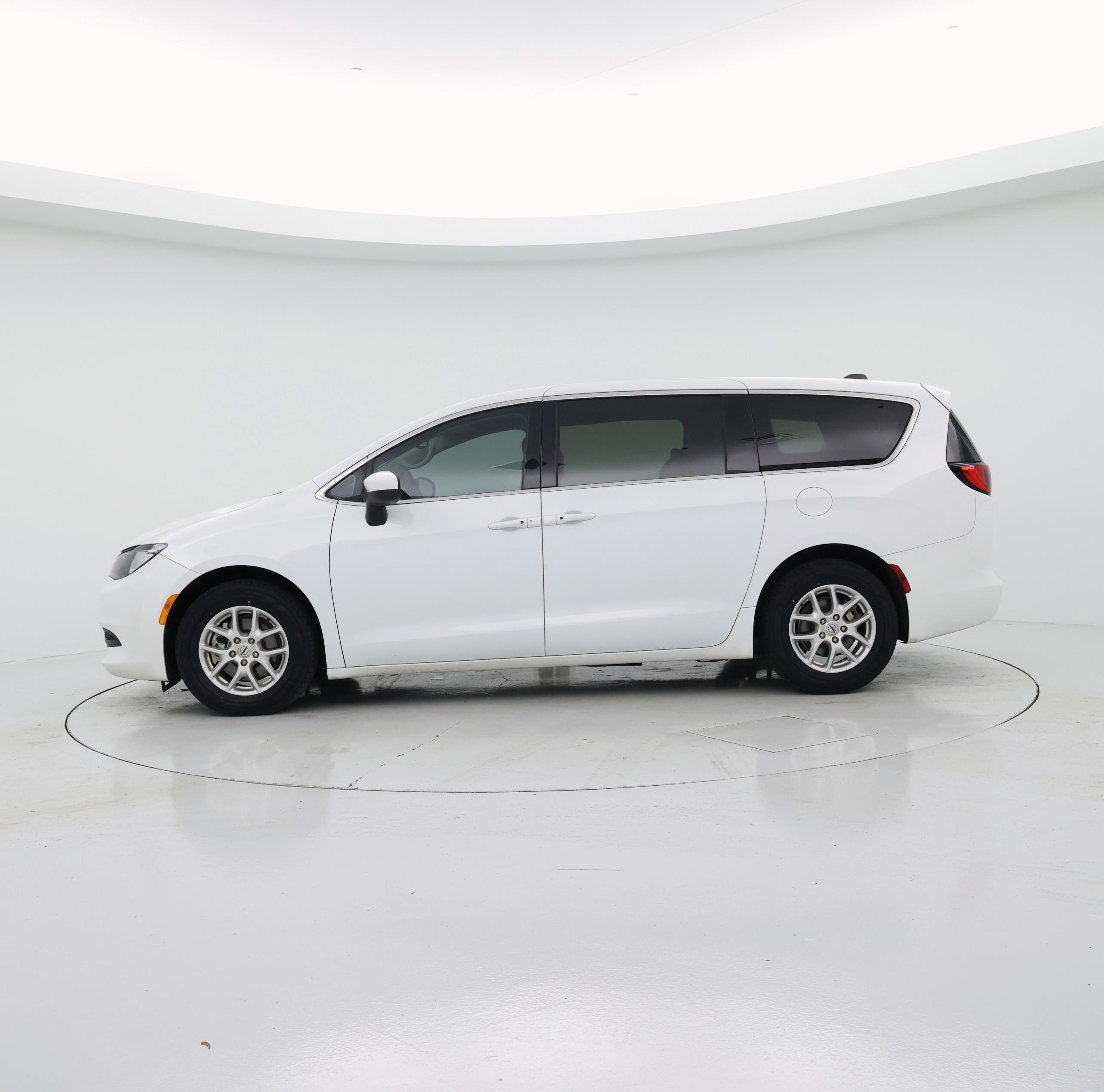 Thumbnail: 2023 Chrysler Voyager - 3