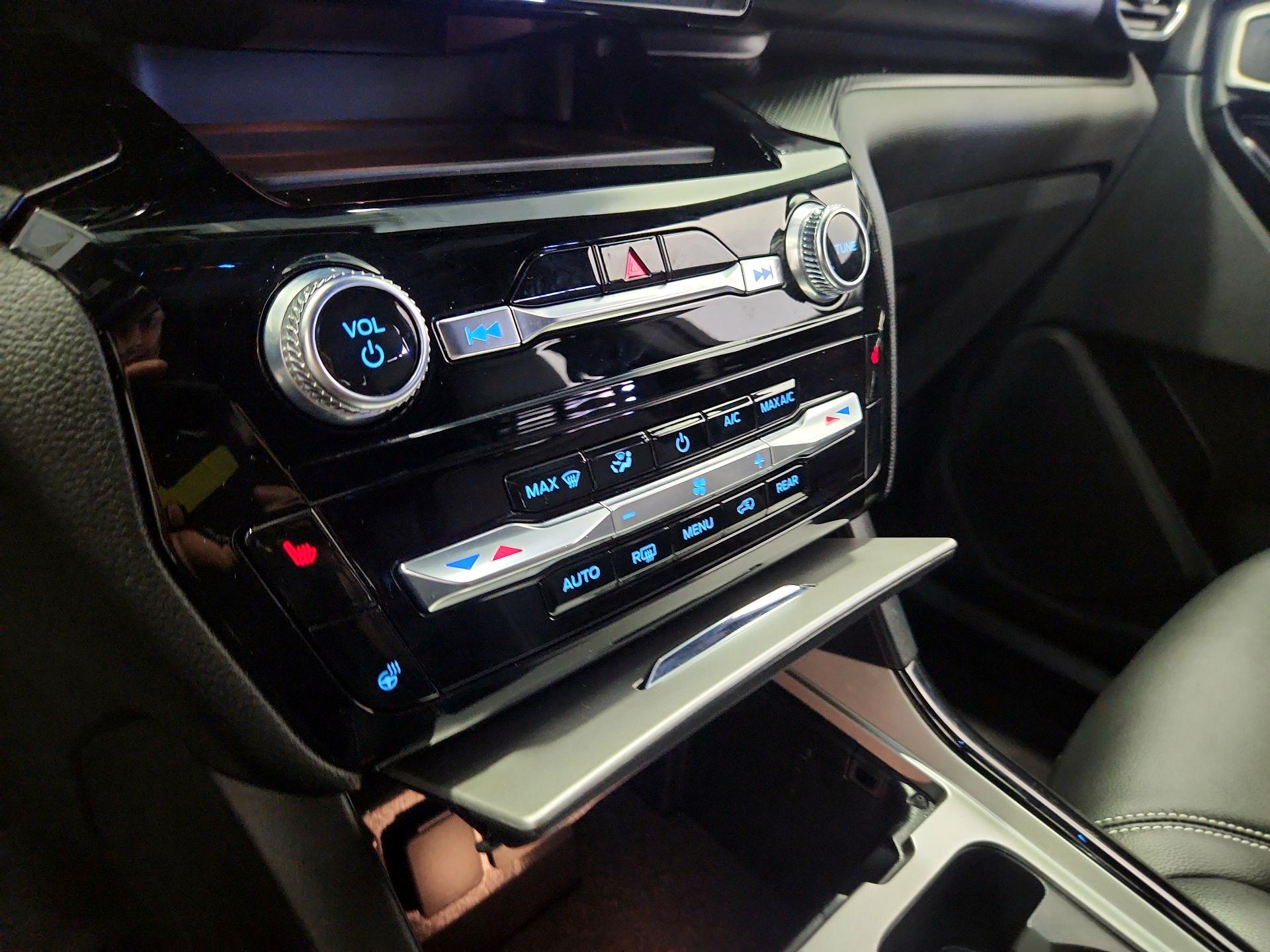 Thumbnail: 2022 Ford Explorer - 16