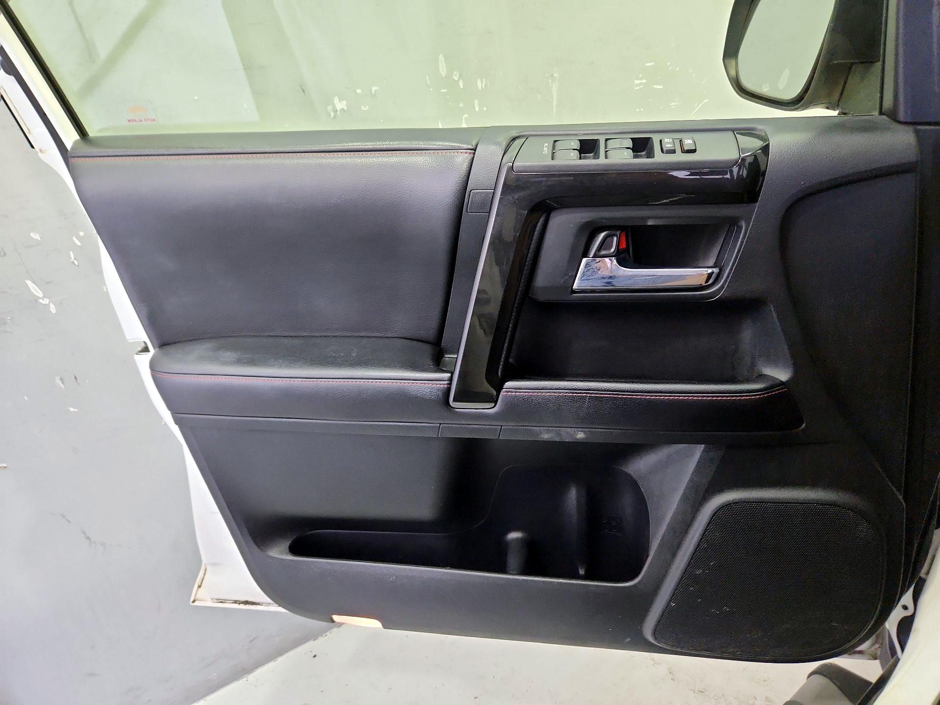 Thumbnail: 2016 Toyota 4Runner - 12