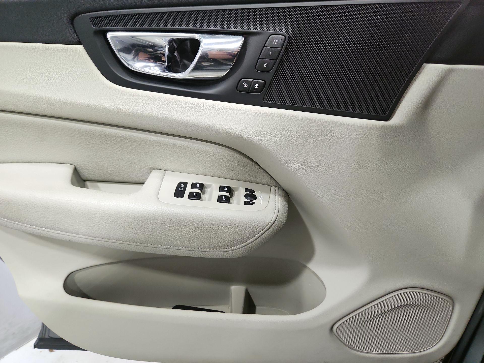 Thumbnail: 2018 Volvo XC60 - 12