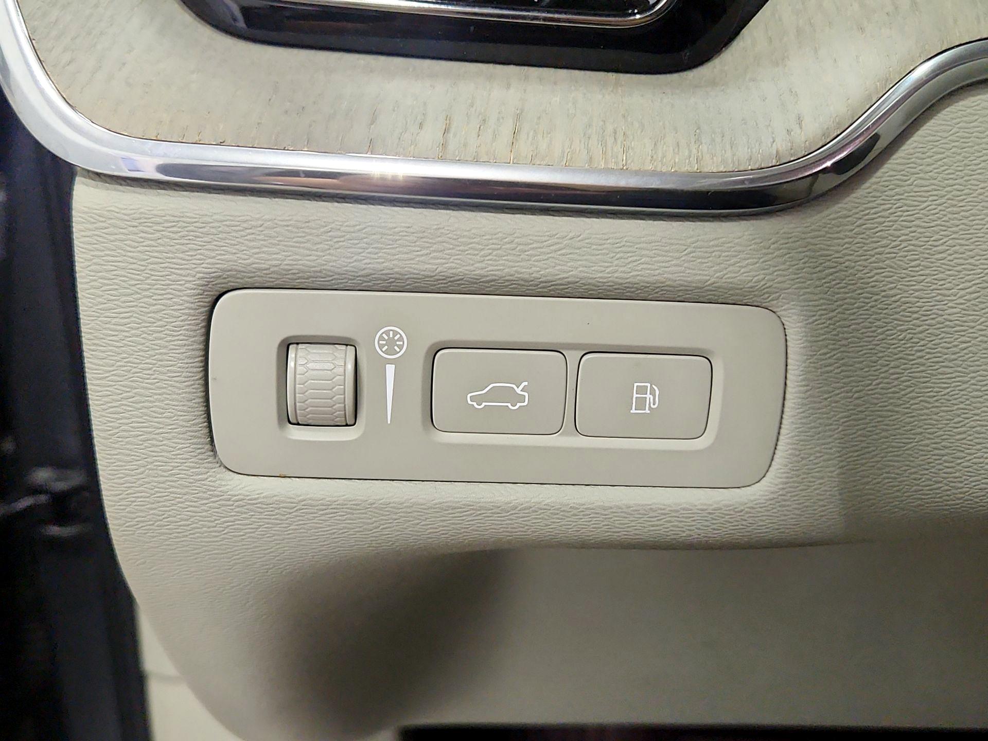 Thumbnail: 2018 Volvo XC60 - 13