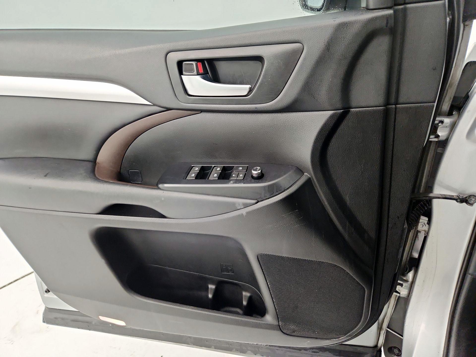 Thumbnail: 2019 Toyota Highlander - 12