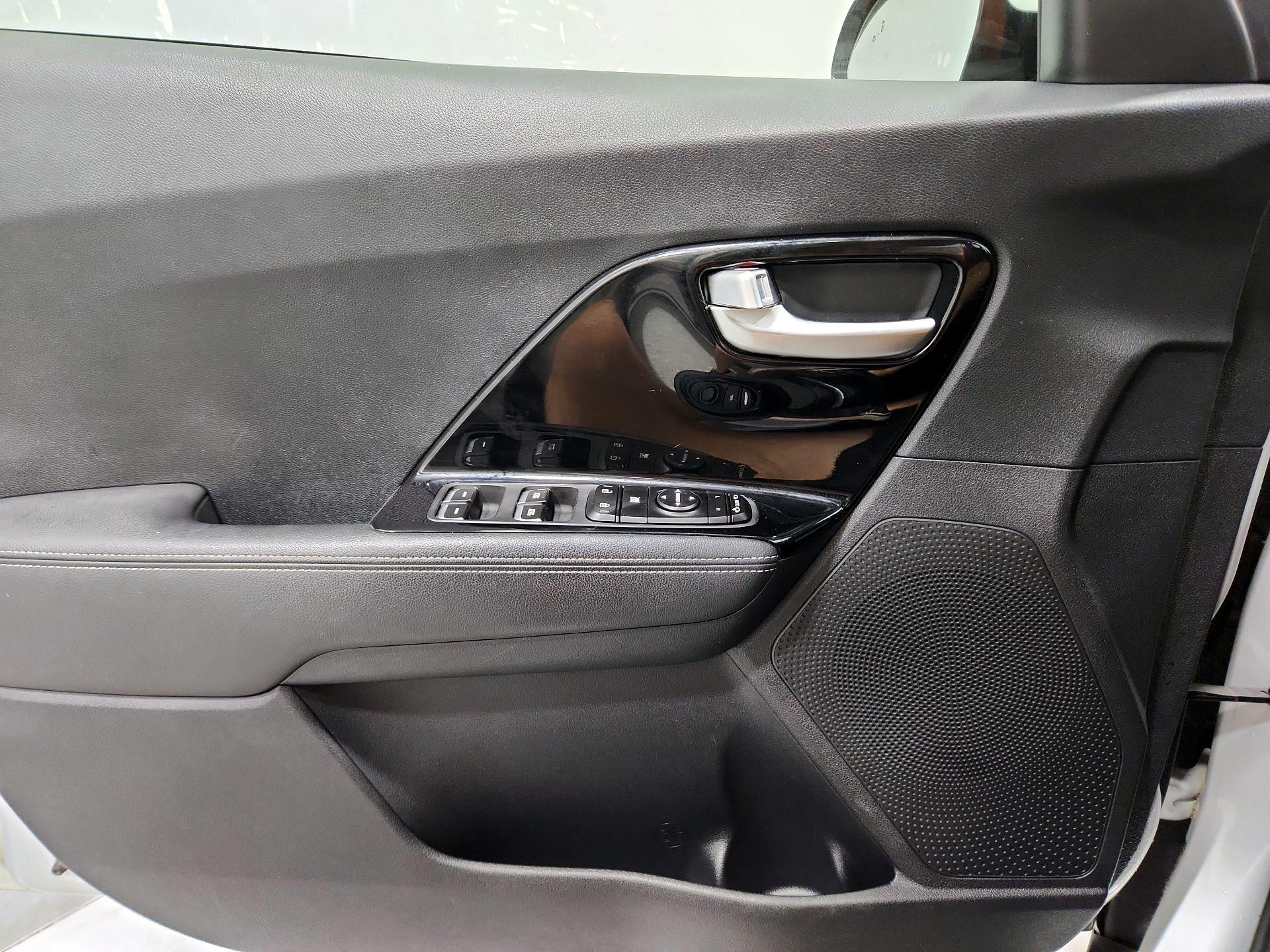 Thumbnail: 2019 Kia Niro - 12