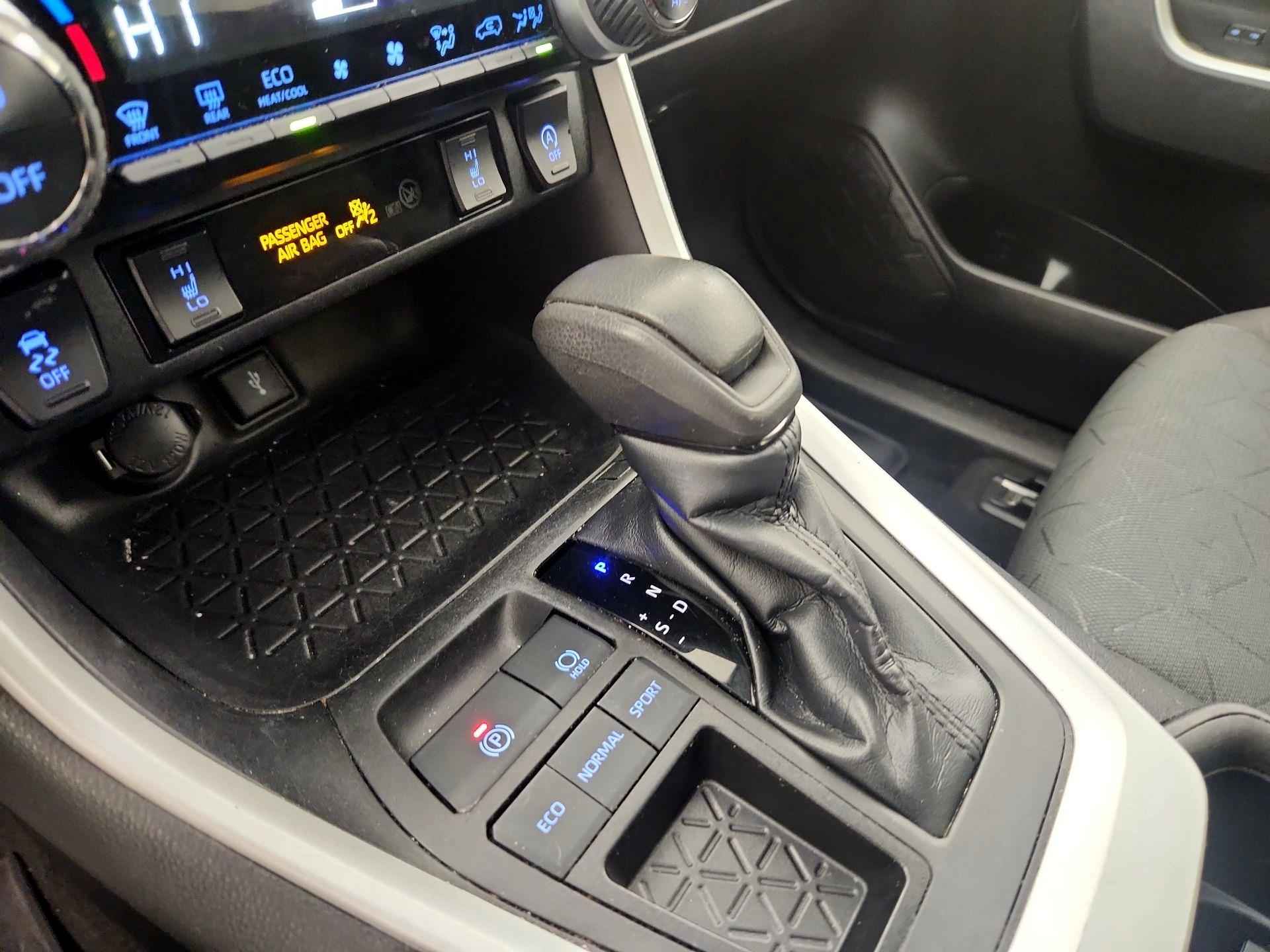 Thumbnail: 2022 Toyota RAV4 - 17