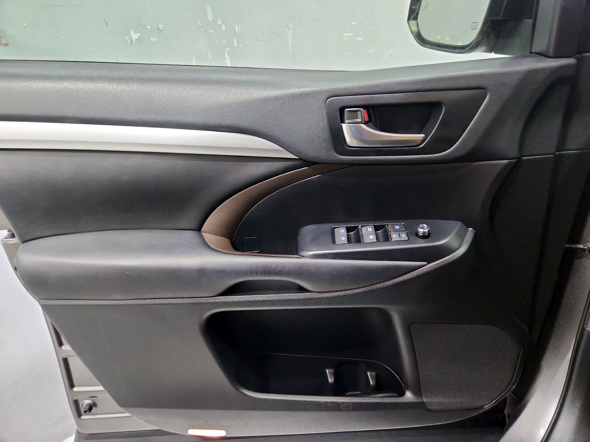 Thumbnail: 2019 Toyota Highlander - 12