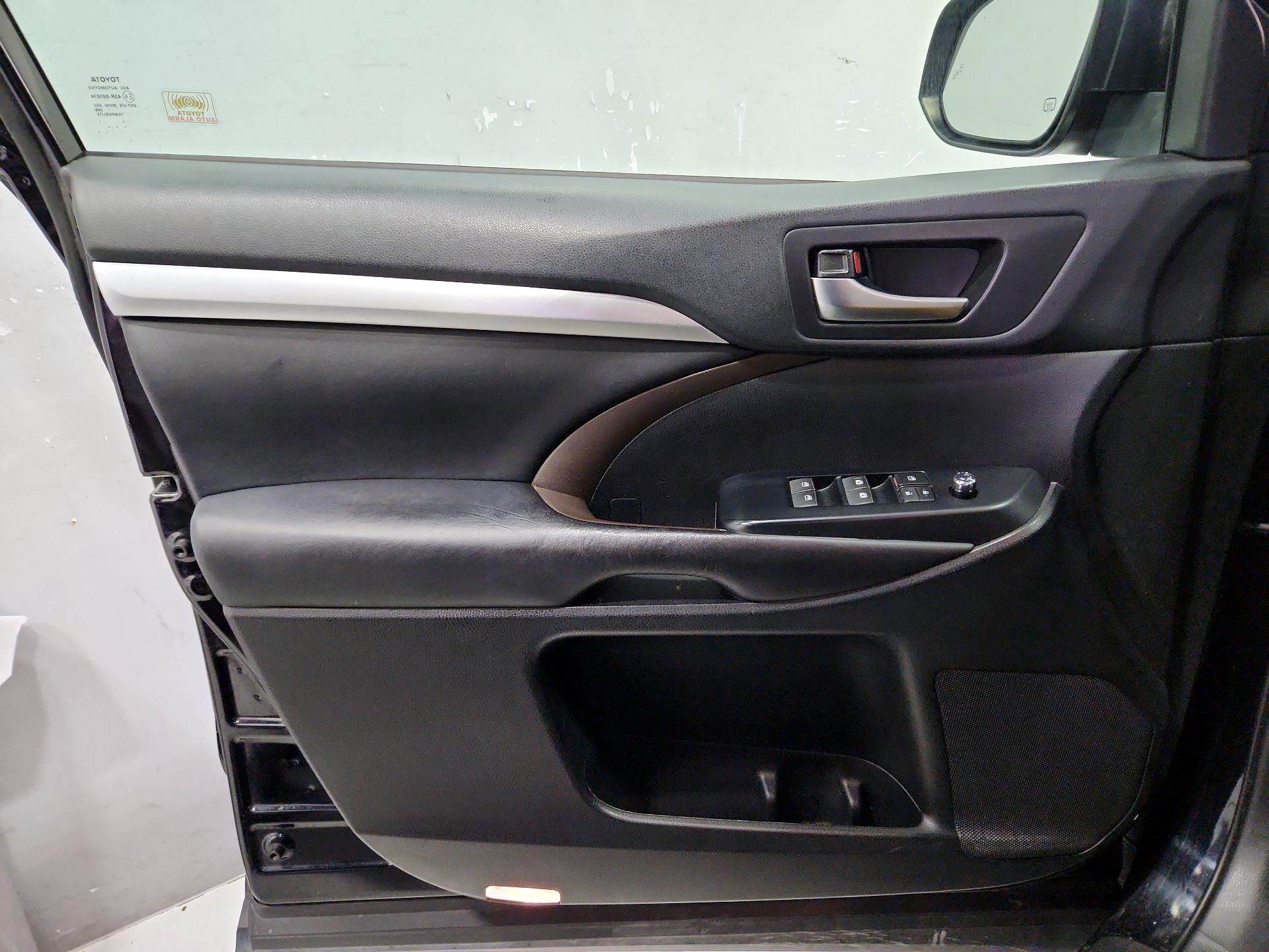 Thumbnail: 2019 Toyota Highlander - 12