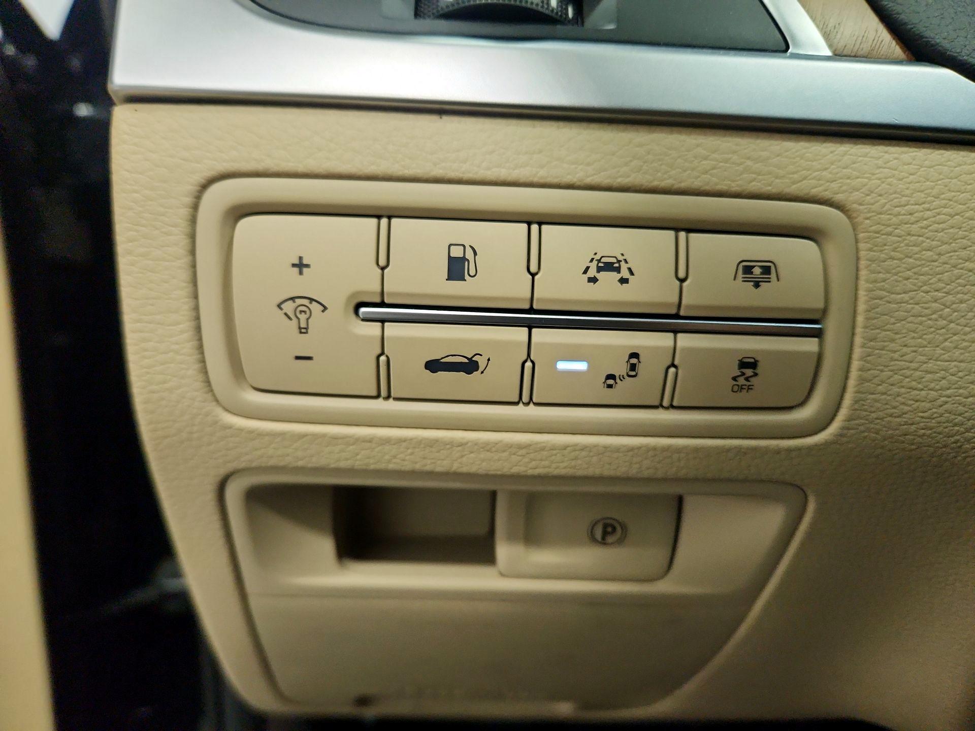 Thumbnail: 2017 Genesis G80 - 13