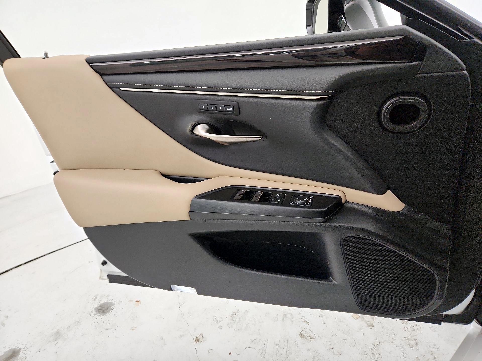 Thumbnail: 2021 Lexus ES - 12