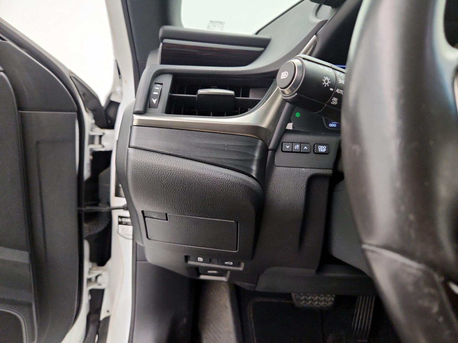 Thumbnail: 2021 Lexus ES - 13