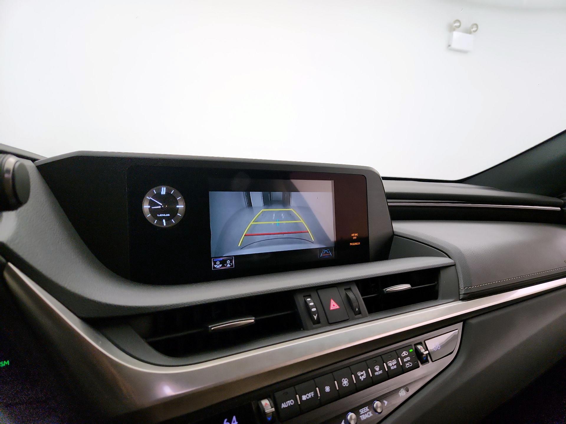 Thumbnail: 2021 Lexus ES - 14