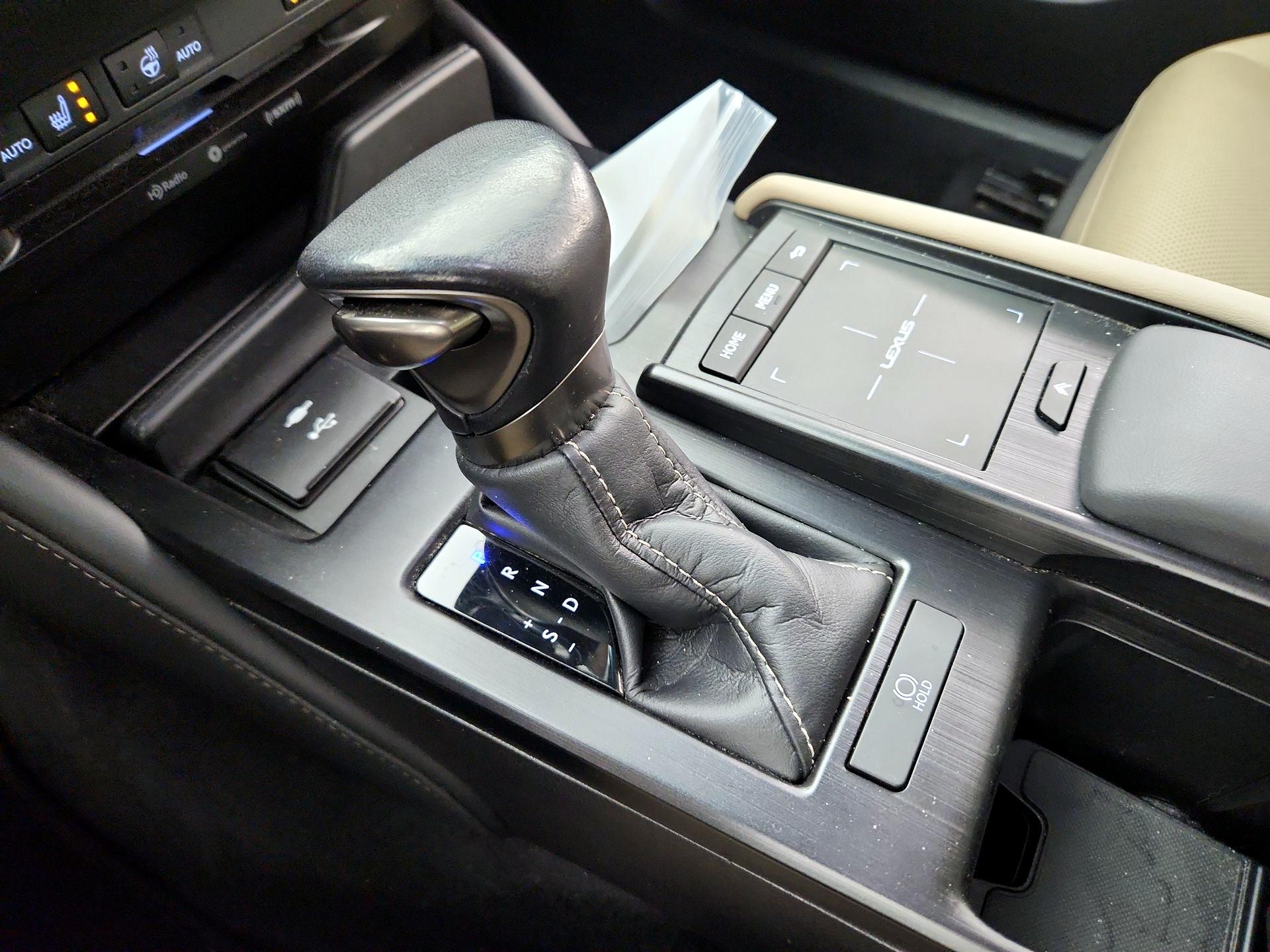 Thumbnail: 2021 Lexus ES - 17