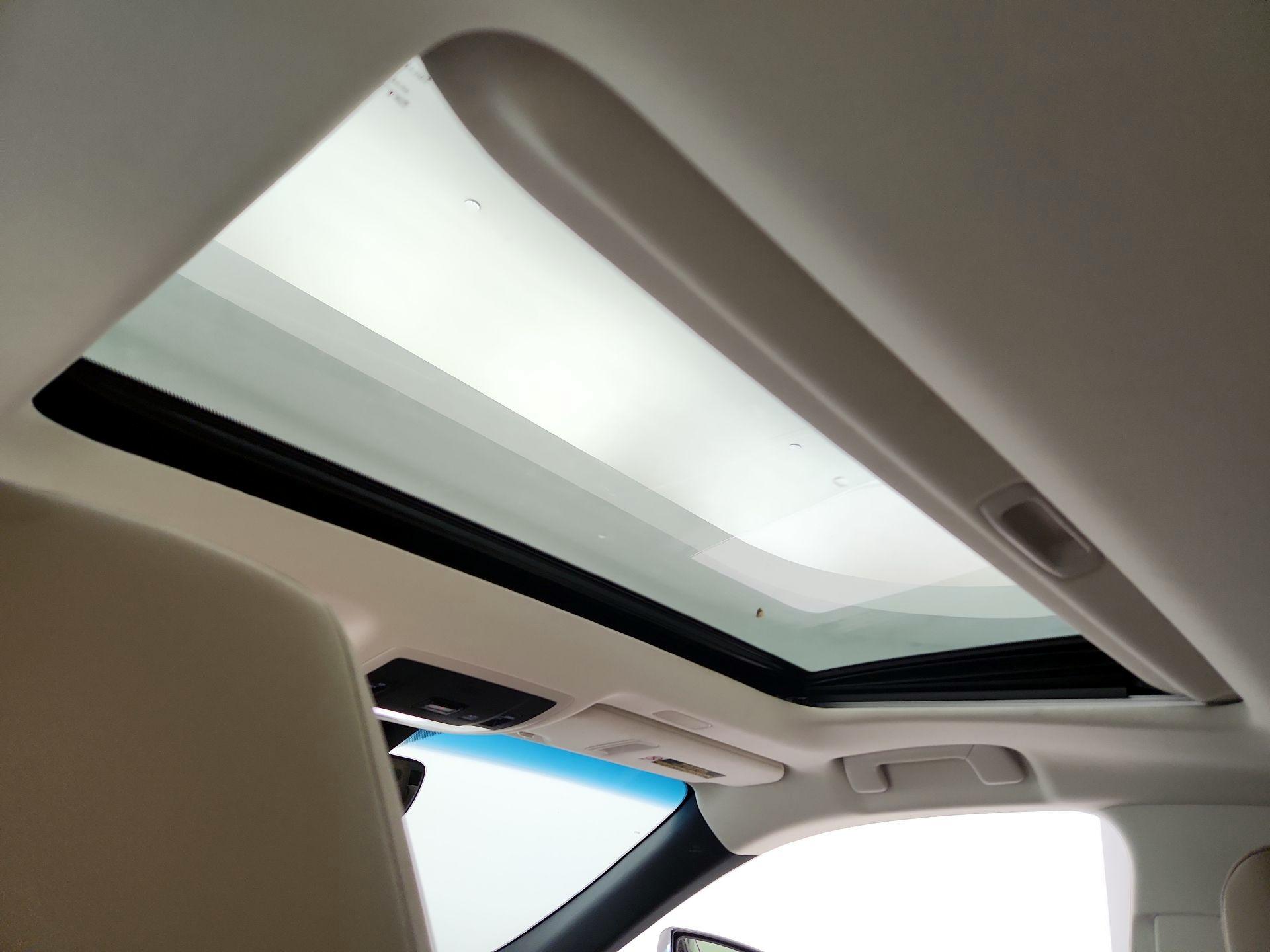 Thumbnail: 2021 Lexus ES - 19