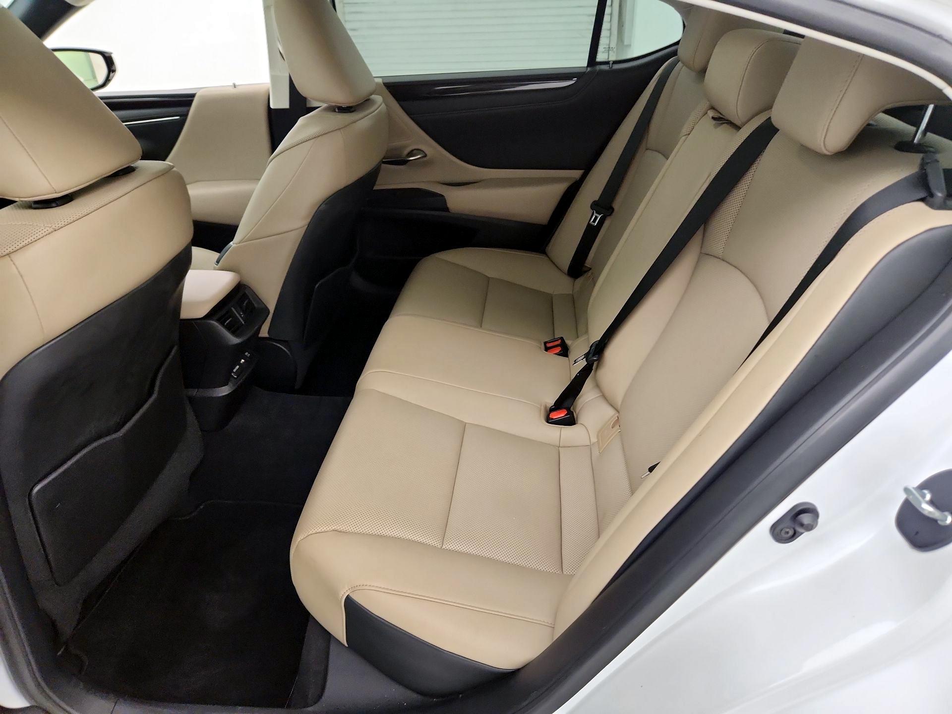 Thumbnail: 2021 Lexus ES - 20