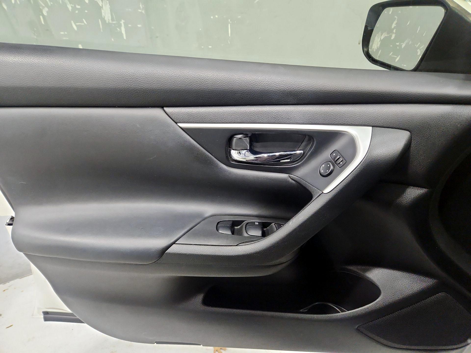 Thumbnail: 2017 Nissan Altima - 12