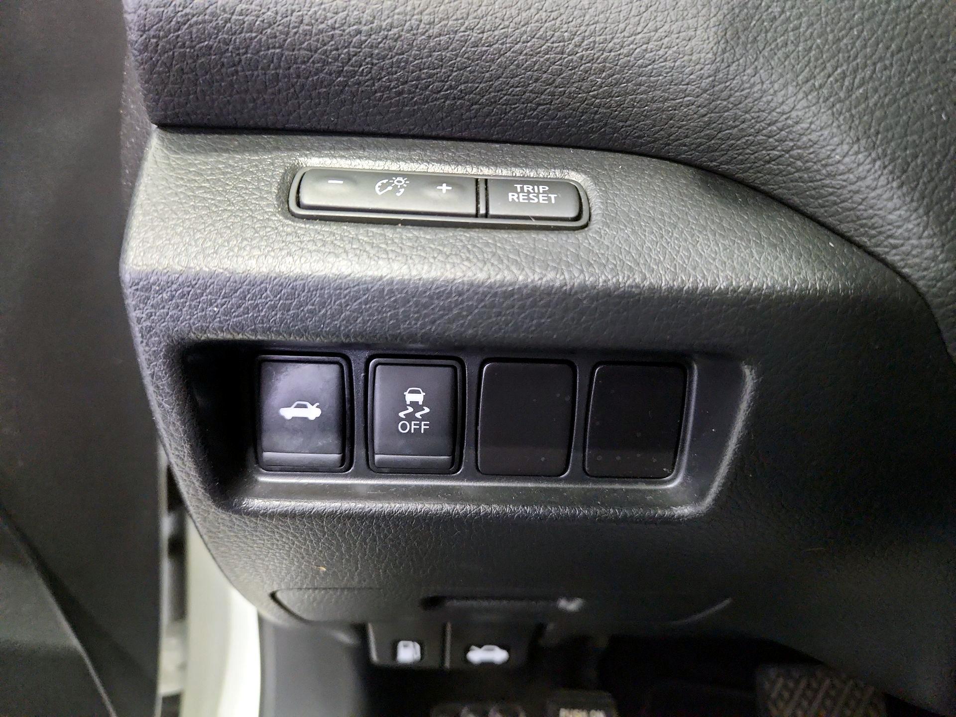 Thumbnail: 2017 Nissan Altima - 13