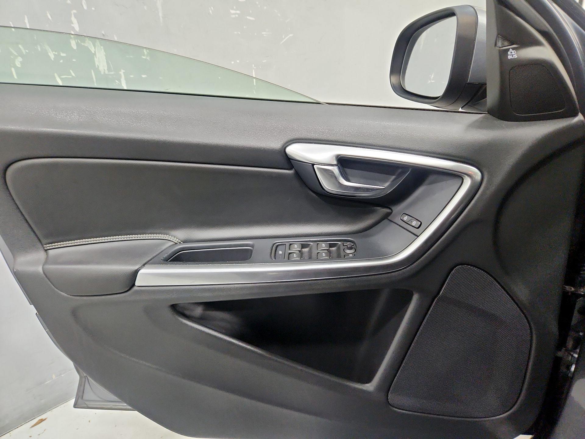 Thumbnail: 2018 Volvo S60 - 12