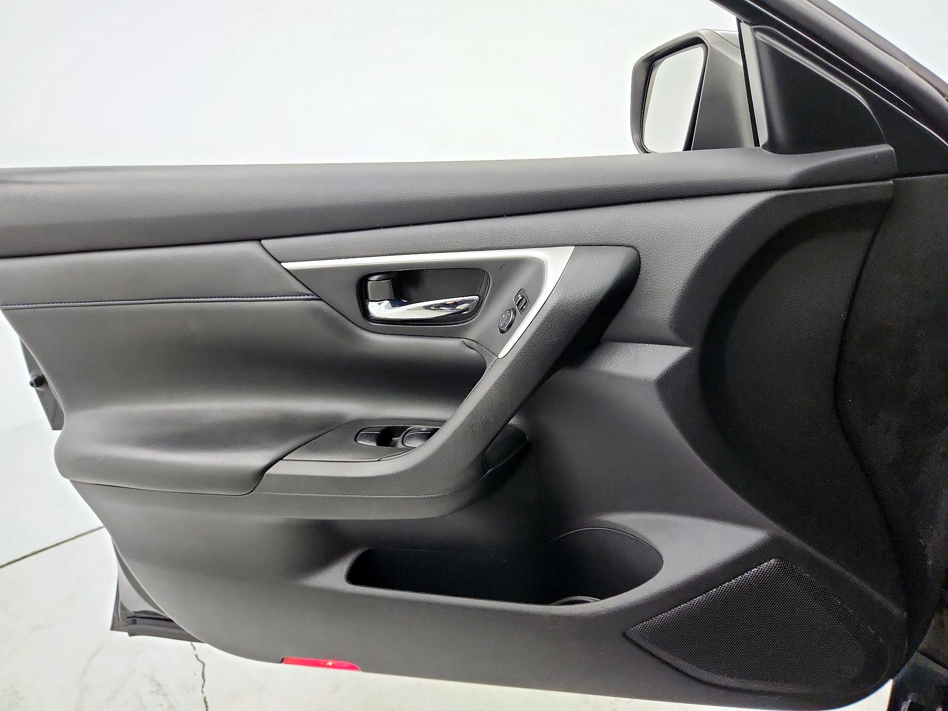 Thumbnail: 2016 Nissan Altima - 12