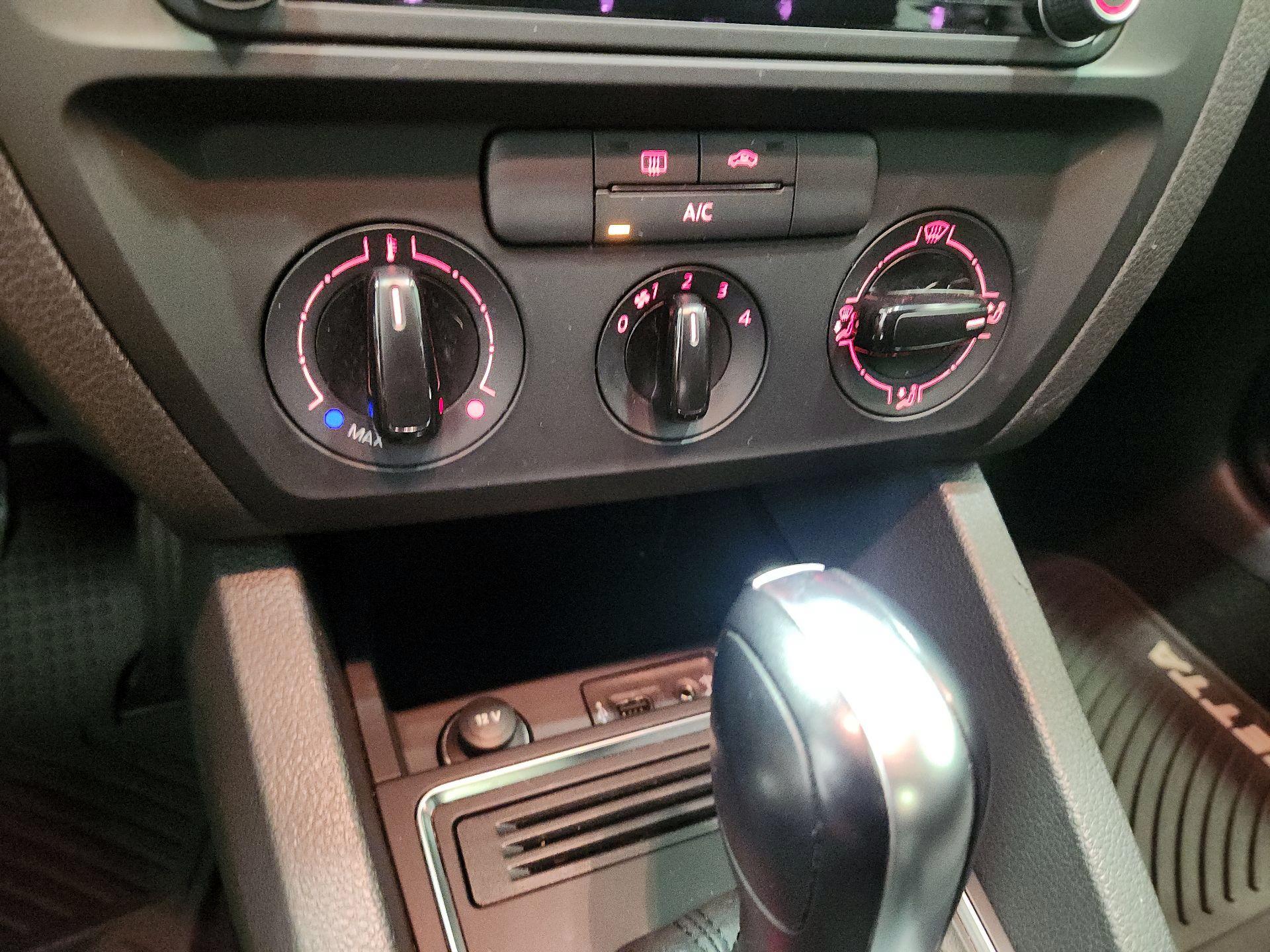 Thumbnail: 2016 Volkswagen Jetta - 16