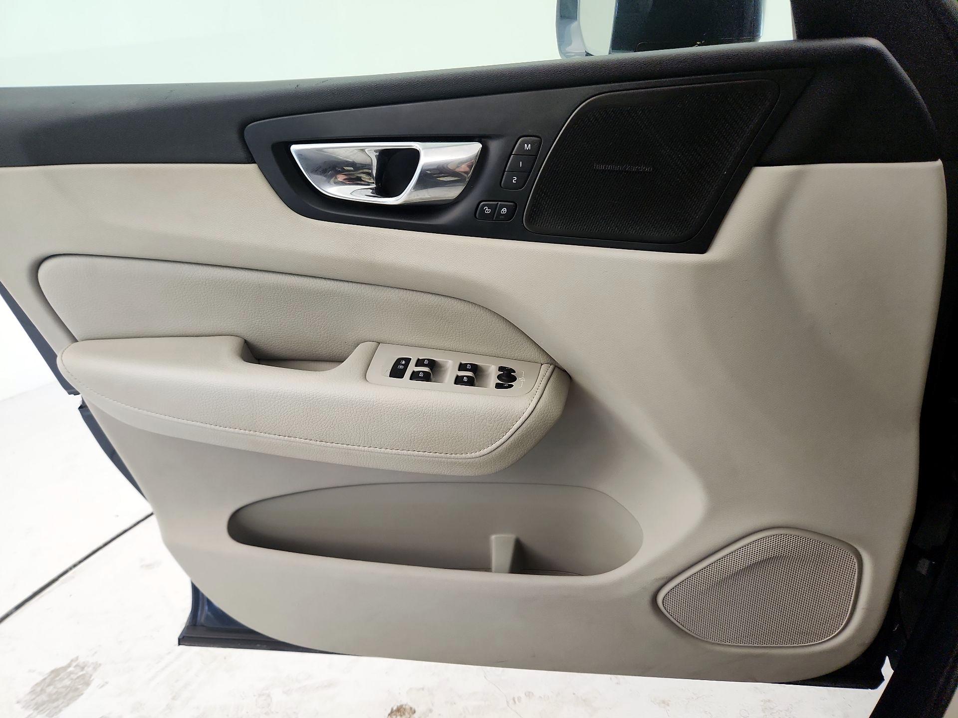 Thumbnail: 2020 Volvo XC60 - 10