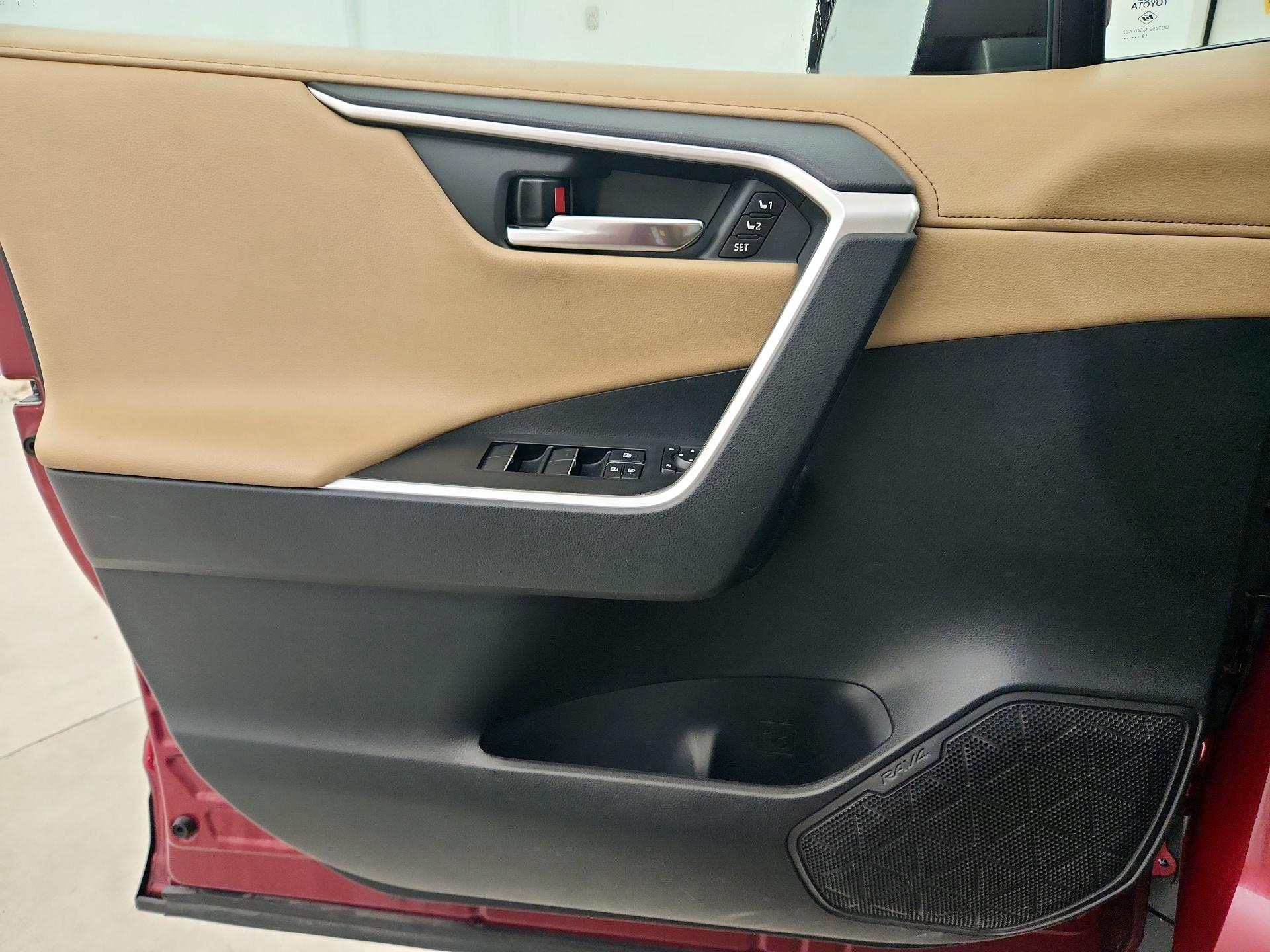 Thumbnail: 2020 Toyota RAV4 - 12