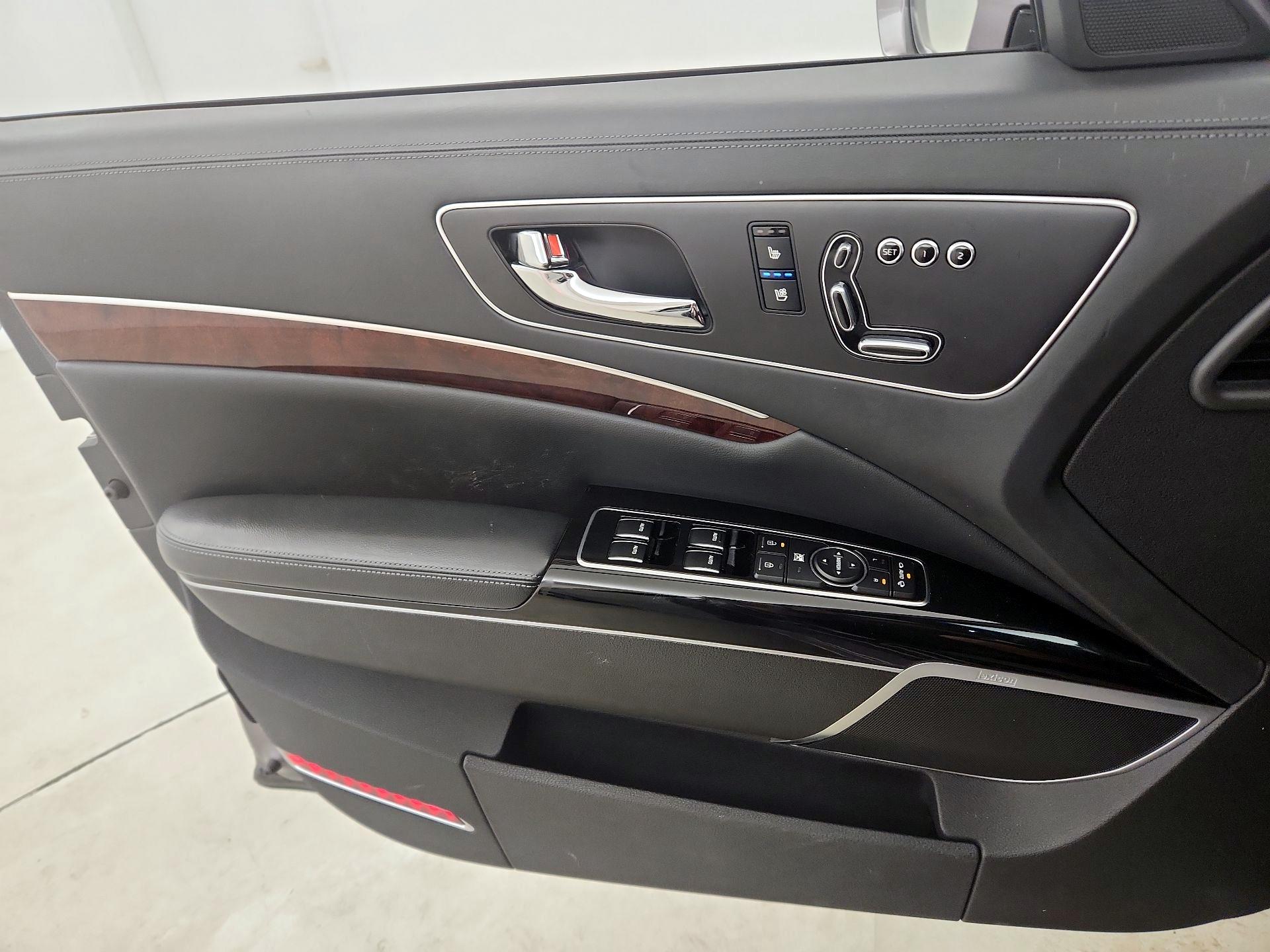 Thumbnail: 2015 Kia K900 - 12