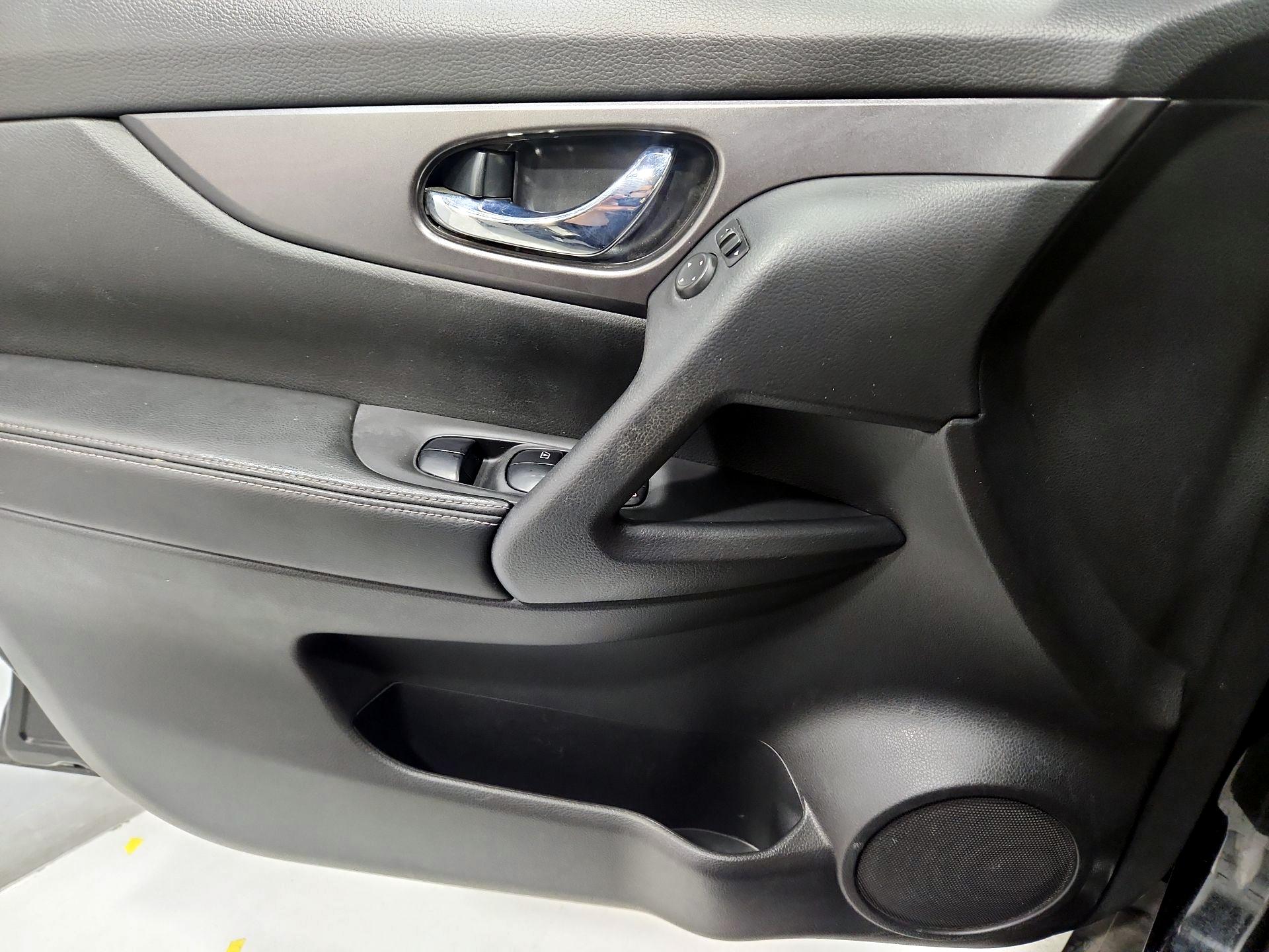 Thumbnail: 2016 Nissan Rogue - 12