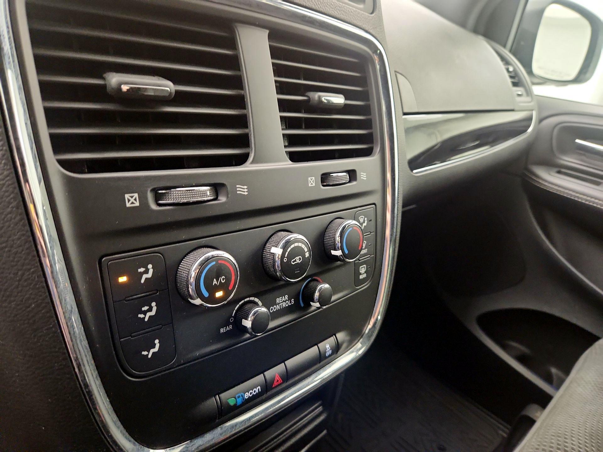 Thumbnail: 2019 Dodge Grand Caravan - 14