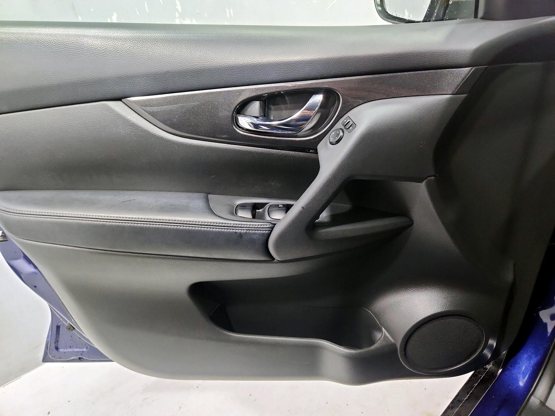 Thumbnail: 2017 Nissan Rogue - 12