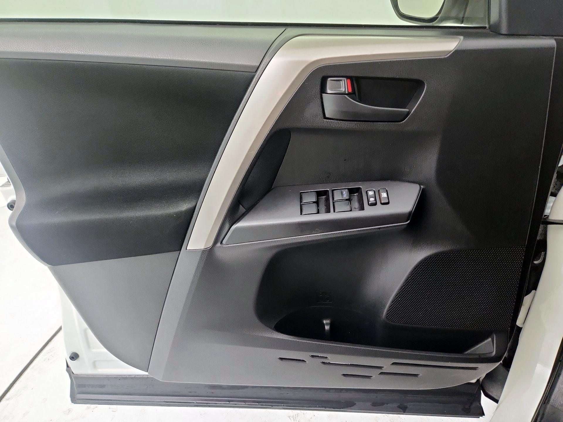 Thumbnail: 2018 Toyota RAV4 - 10