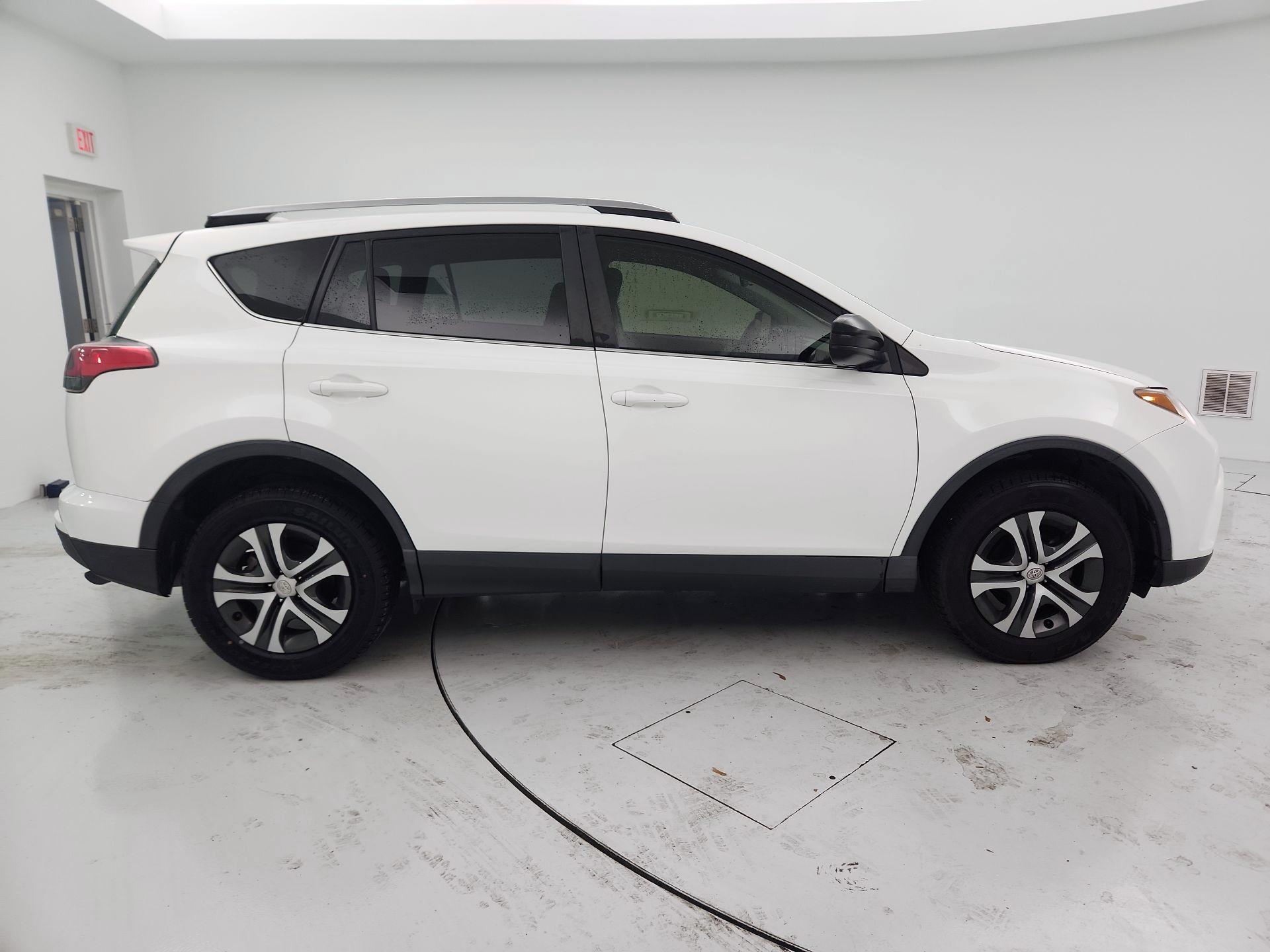Thumbnail: 2018 Toyota RAV4 - 4